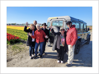 vrouw in bloemenvelden, tulpenvelden, bollenstreek, fietstour